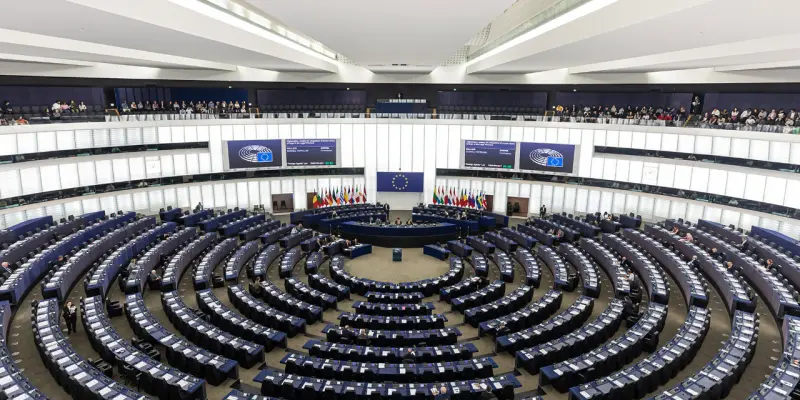 Avrupa Parlamentosu'ndan kritik karar: 16 yaş sınırı geliyor