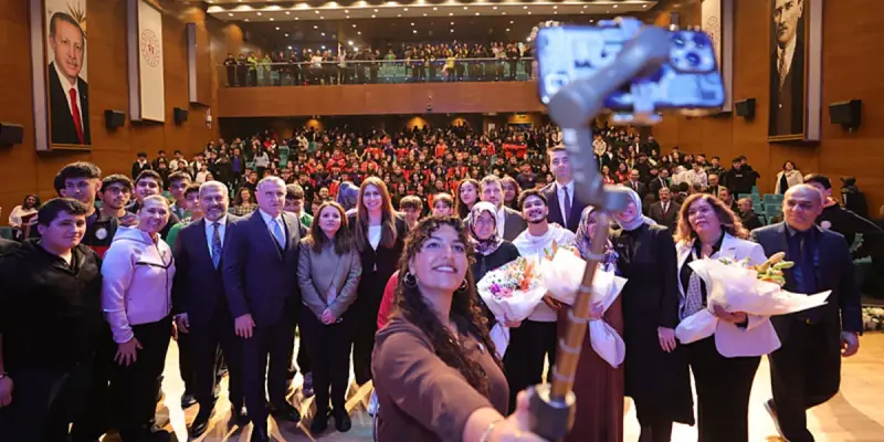 Bakan Bak, şampiyon sporcular ve anneleriyle buluştu