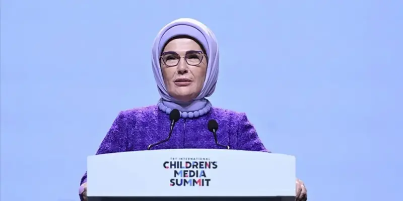 Emine Erdoğan: “Çocuklarımızın dijital labirentlerde kaybolmasını izleyemeyiz”
