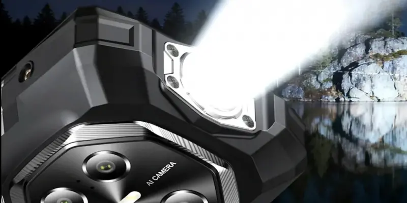 Şaka değil! Tam 20.000 mAh bataryalı gece görüşlü ucuz telefon tanıtıldı